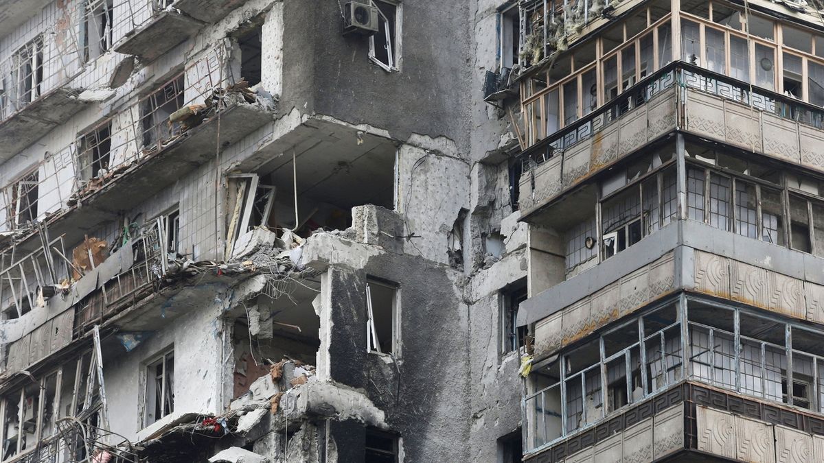Ruská armáda v Mariupolu bombardovala školu, kde se ukrývalo 400 lidí